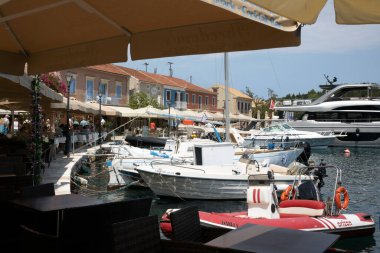 Kefalonya - Yunanistan - 15 Ağustos 2025: Fiscardo Köyü, Kefalonia, Yunanistan.