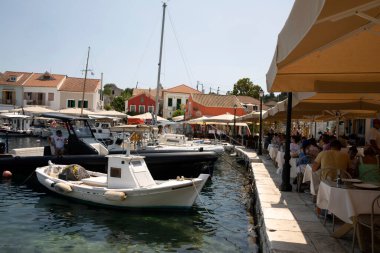 Kefalonya - Yunanistan - 15 Ağustos 2025: Fiscardo Köyü, Kefalonia, Yunanistan.