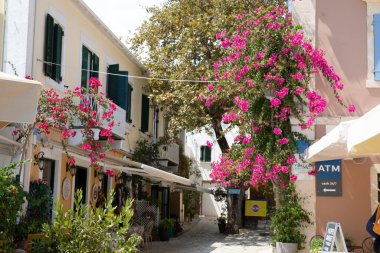 Kefalonya - Yunanistan - 15 Ağustos 2025: Fiscardo Köyü, Kefalonia, Yunanistan.