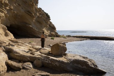 Kefalonia - Yunanistan - 15 Ağustos 2025: Mounda sahilinin Skala, Kefalonia, Yunanistan 'a ihtiyacı var.