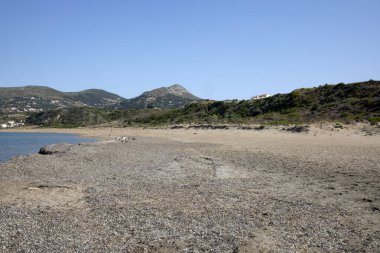 Kefalonia - Yunanistan - 15 Ağustos 2025: Mounda sahilinin Skala, Kefalonia, Yunanistan 'a ihtiyacı var.