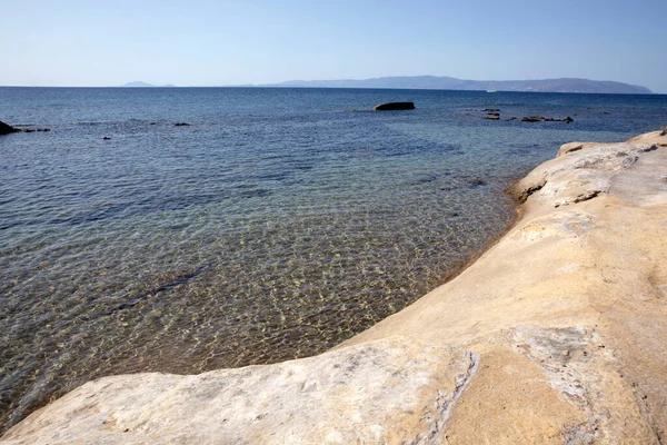 Kefalonia - Yunanistan - 15 Ağustos 2025: Mounda sahilinin Skala, Kefalonia, Yunanistan 'a ihtiyacı var.