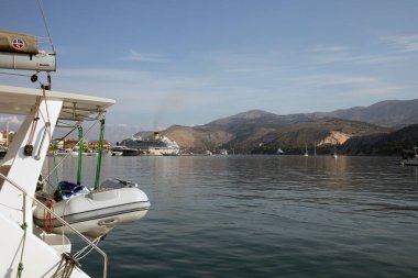 Kefalonia - Yunanistan - 15 Ağustos 2025: Argostoli Limanı, Kefalonia, Yunanistan.