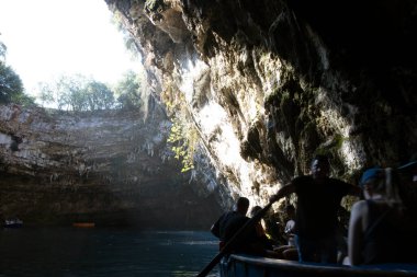 Kefalonya - Yunanistan - 15 Ağustos 2025: Melissani mağarası, Kefalonia, Yunanistan.