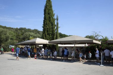 Kefalonya - Yunanistan - 15 Ağustos 2025: Melissani mağara kapısı, Kefalonia, Yunanistan.