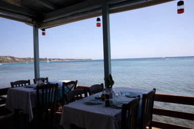 Kefalonia - Yunanistan - 15 Ağustos 2025: Restoran Deniz Feneri a Kato Katelios, Kefalonia, Yunanistan