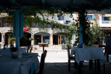 Kefalonia - Yunanistan - 15 Ağustos 2025: Restoran Deniz Feneri a Kato Katelios, Kefalonia, Yunanistan
