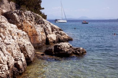 Kefalonya - Yunanistan - 15 Ağustos 2025: Dafnoudi plajı, Kefalonia, Yunanistan.