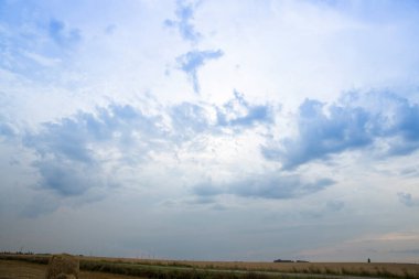 Gökyüzü mavi ve bulutlar mavi