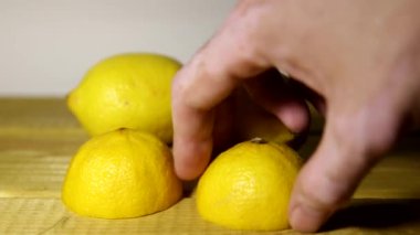 Vitiligo 'lu el limonu alır ve yerine geri koyar.