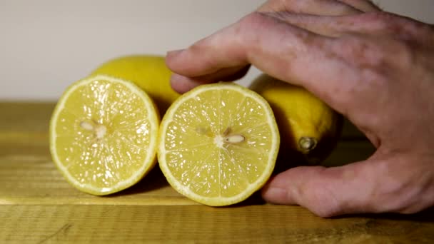 Die Hand Mit Vitiligo Nimmt Eine Zitrone Und Dreht Sie — Stockvideo