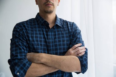 Adam kendine sarılıyor mavi gömlekli eller vitiligo