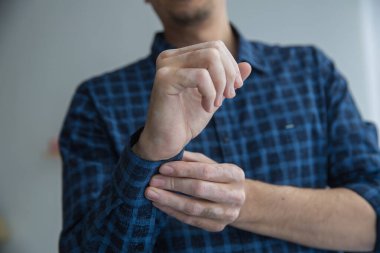 Bir adamın vitiligo kolu gömleğin ön tarafındaki fotoğrafın kolunu bağlar.
