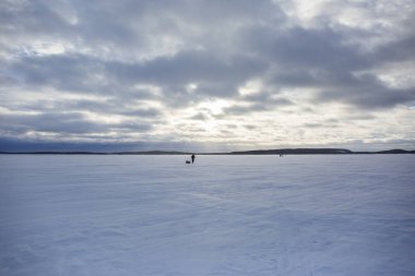 Inari Gölü, Laponya, Finlandiya 'da kayak gezisi