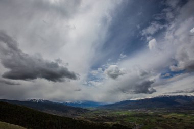 La Cerdanya, Girona, Pireneler, İspanya 'da bahar manzarası