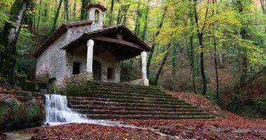 Sant Marti Del Corb kilisesinde sonbahar sahnesi, La Garrotxa, Girona, Katalonya, İspanya
