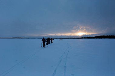 Inari Gölü, Laponya, Finlandiya 'da kayak gezisi