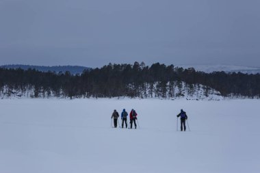 Inari Gölü, Laponya, Finlandiya 'da kayak gezisi