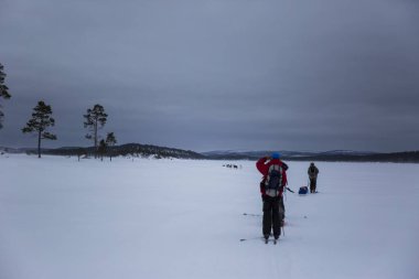 Inari Gölü, Laponya, Finlandiya 'da kayak gezisi