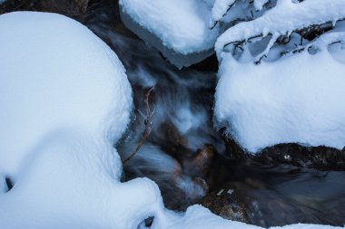 Capcir, Cerdagne, Pyrenees, Fransa 'da kış nehri.