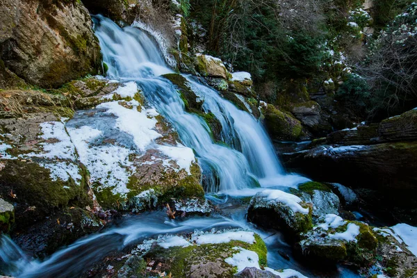Lobregat nehri şelalesinde kış, Barselona, Pireneler, İspanya.