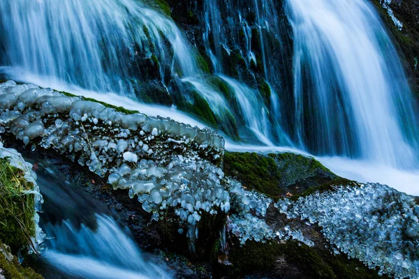 西班牙比利牛斯巴塞罗那Lobregat河瀑布冬季 — 图库照片