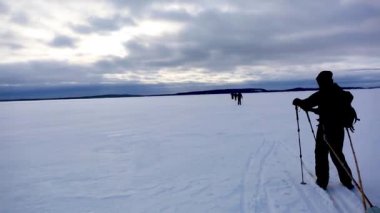 Inari Gölü, Laponya, Finlandiya 'da kayak gezisi