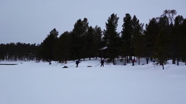 Χιονοδρομική Αποστολή Στη Λίμνη Inari Λαπωνία Φινλανδία — Αρχείο Βίντεο