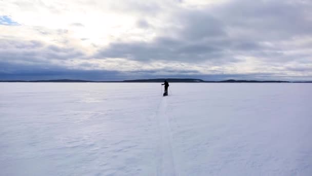 フィンランド ラップランド 稲荷湖でのスキー遠征 — ストック動画