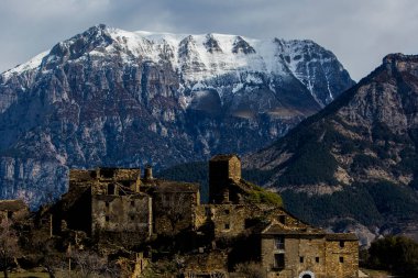 Muro de Bellos 'ta kış eski kasaba, Atagon, Pireneler, İspanya