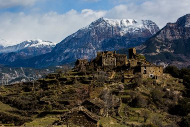 Muro de Bellos 'ta kış eski kasaba, Atagon, Pireneler, İspanya