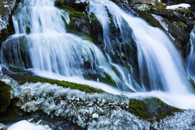 Lobregat nehri şelalesinde kış, Barselona, Pireneler, İspanya.