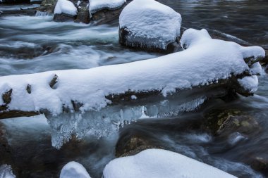 Capcir, Cerdagne, Pyrenees, Fransa 'da kış nehri.