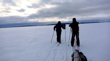 Inari Gölü, Laponya, Finlandiya 'da kayak gezisi