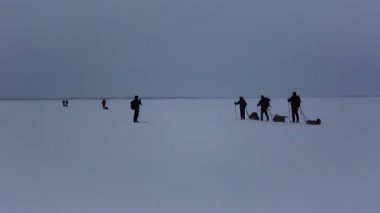 Inari Gölü, Laponya, Finlandiya 'da kayak gezisi