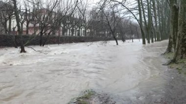 Olot kasabasında sel, La Garrotxa, Girona, İspanya. Ocak 2020