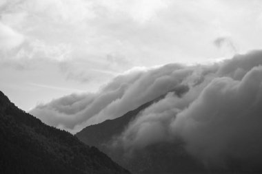 Capcir dağlarında sonbahar günbatımı, Cerdagne, Pyrenees, Güney Fransa. Avrupa.