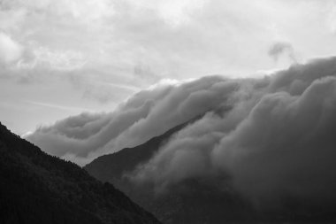 Capcir dağlarında sonbahar günbatımı, Cerdagne, Pyrenees, Güney Fransa. Avrupa.