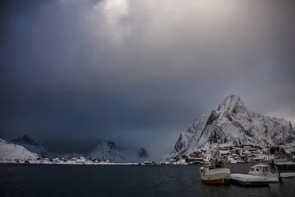 挪威北部Lofoten群岛Reine的冬季 — 图库照片