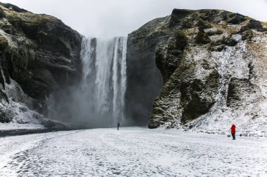 Skogafoss Şelalesi, İzlanda, Kuzey Avrupa 'da kış manzarası.