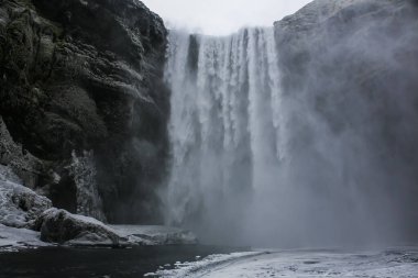 Skogafoss Şelalesi, İzlanda, Kuzey Avrupa 'da kış manzarası.