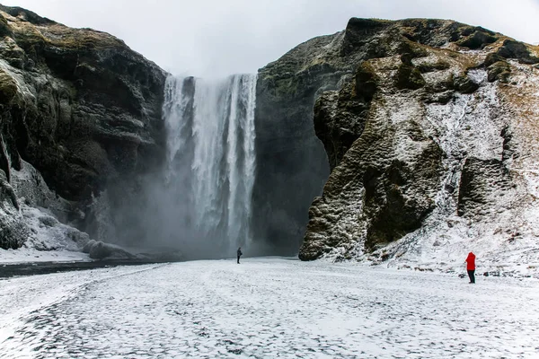 Skogafoss Şelalesi, İzlanda, Kuzey Avrupa 'da kış manzarası.
