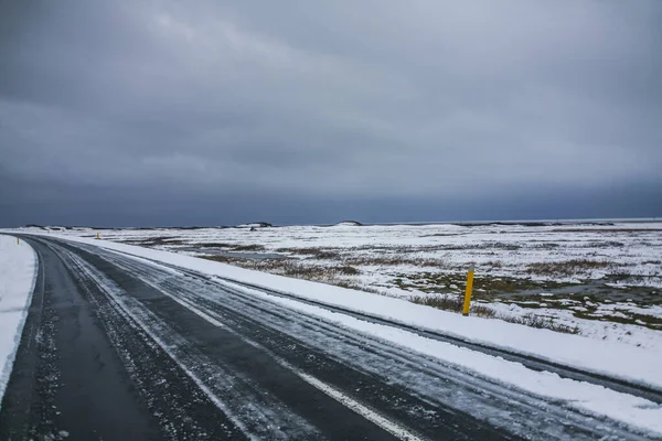 Güney İzlanda 'da kış yolu, Kuzey Avrupa.