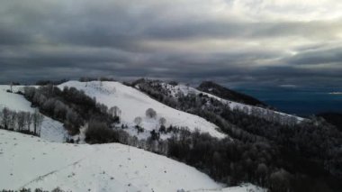Puigsacalm Tepesi, La Garrotxa, Girona, İspanya 'da İHA ile hava sahnesi