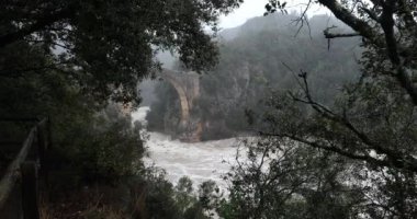 Llierca köprüsünde sel, La Garrotxa, Girona, İspanya. Ocak 2020