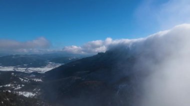 Bracons, La Garrotxa, Girona, İspanya 'da insansız hava aracı kar yağışı görüntüsü