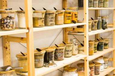 self servis organik gıdalar. Çevre dostu sıfır atık dükkanı. Küçük bir yerel işletme. Kimyon, hardal, hindistan cevizi, arnavut ve sarımsak..