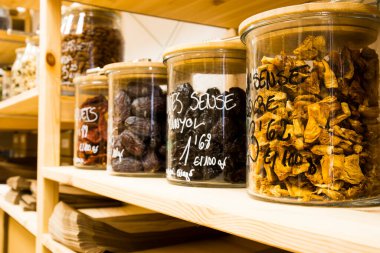 self servis organik gıdalar. Çevre dostu sıfır atık dükkanı. Küçük bir yerel işletme. Susuz mango ve incir..