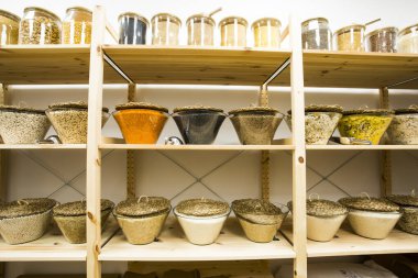 self servis organik gıdalar. Çevre dostu sıfır atık dükkanı. Küçük bir yerel işletme. Mercimek, makarna, makarna, biber, tuz, makarna..