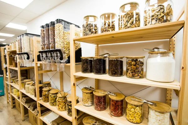 self servis organik gıdalar. Çevre dostu sıfır atık dükkanı. Küçük bir yerel işletme. Mercimek, makarna, makarna, biber, tuz, makarna..